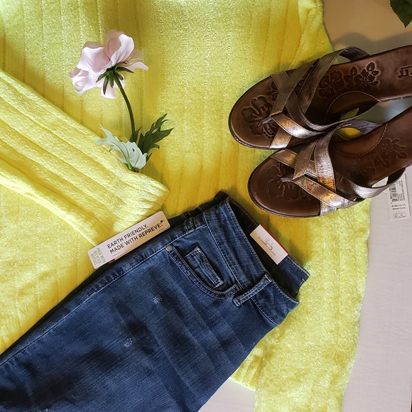 NWT women's jeans, size 6 straight leg, pants - Picture 2 of 5